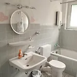 Spacious Flat By The Rhine Ideal For Groups Neuss