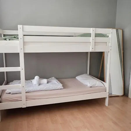 Spacious Flat By The Rhine Ideal For Groups Apartment Neuss